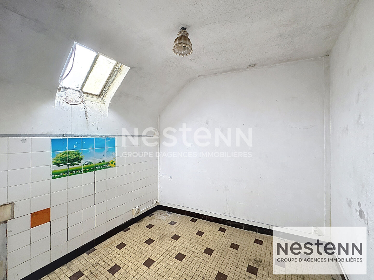 Photo Investisseurs, ne ratez pas cette maison de 340 m² à Blois avec 13 pièces et 8 chambres sur 1 648 m². Idéal pour rénovation, location ou revente. Proche écoles, commerces et transports. image 5/6