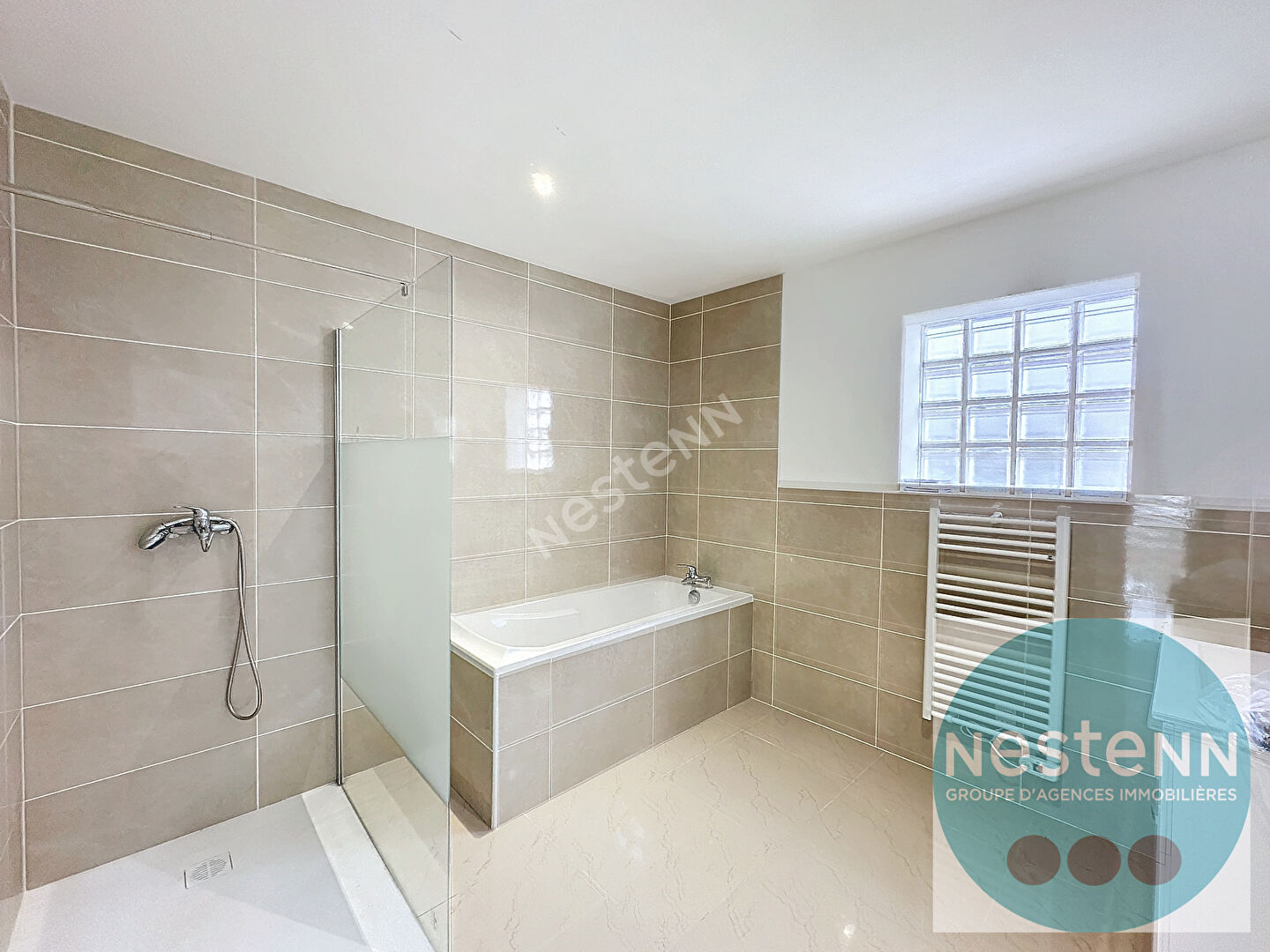 Photo Vivez le confort à Blois ! Maison contemporaine neuve de 113 m² avec 3 chambres, séjour lumineux, cuisine ouverte, 2 terrasses, garage et parking. Proche commerces et écoles. À saisir ! image 4/6