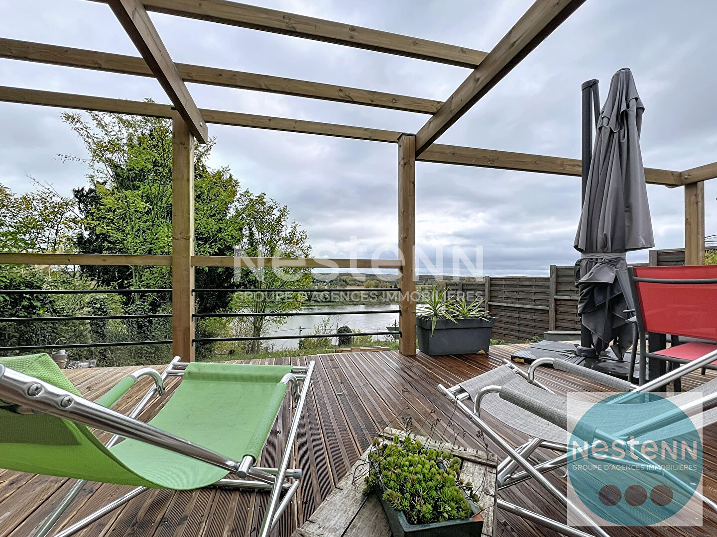 À Blois, maison rare de plain-pied avec vue Loire panoramique. 2 chambres, grande pièce de vie, terrasse, garage, atelier et terrain de 600 m². À visiter avec Nestenn