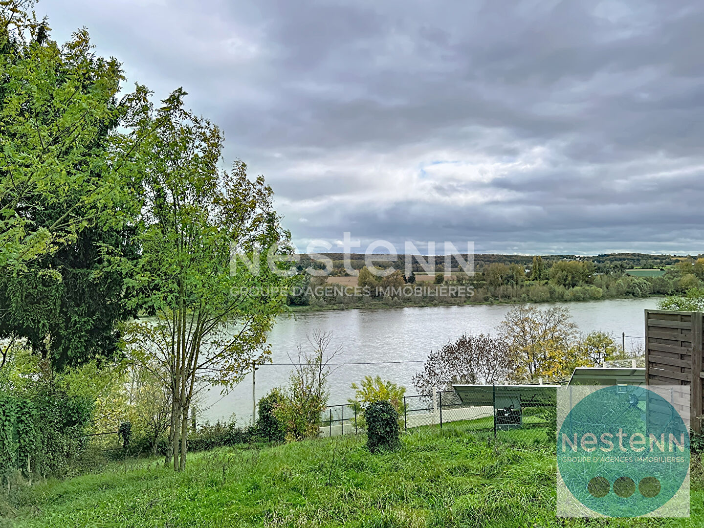 Photo À Blois, maison rare de plain-pied avec vue Loire panoramique. 2 chambres, grande pièce de vie, terrasse, garage, atelier et terrain de 600 m². À visiter avec Nestenn image 2/6