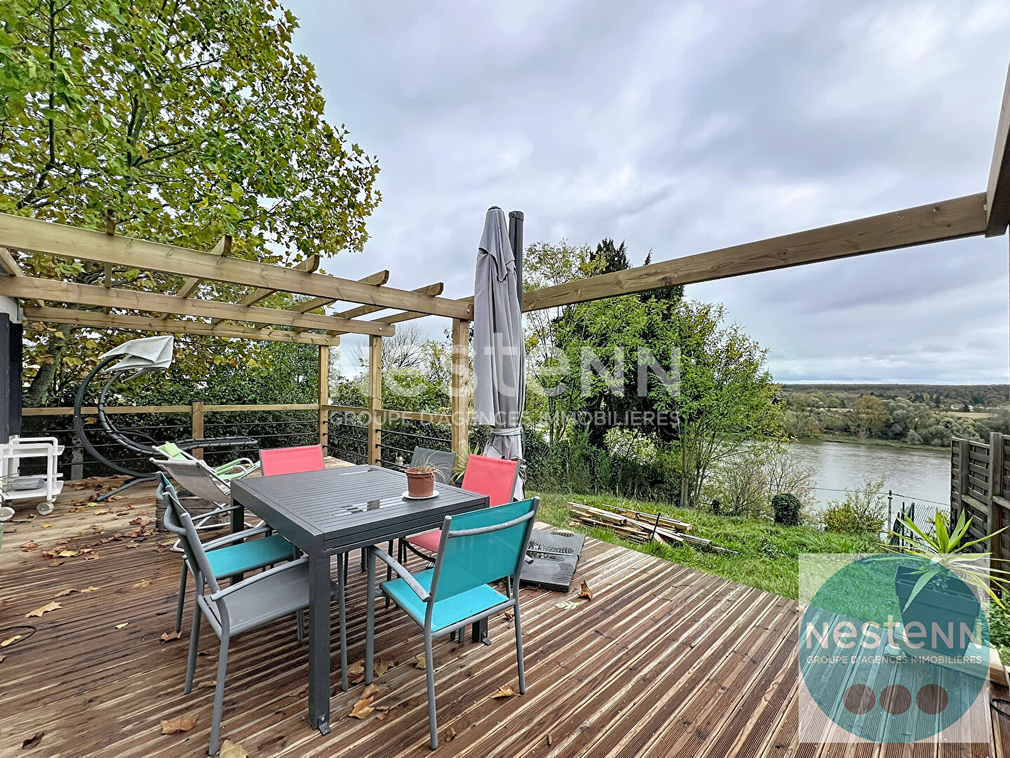 Photo À Blois, maison rare de plain-pied avec vue Loire panoramique. 2 chambres, grande pièce de vie, terrasse, garage, atelier et terrain de 600 m². À visiter avec Nestenn image 3/6