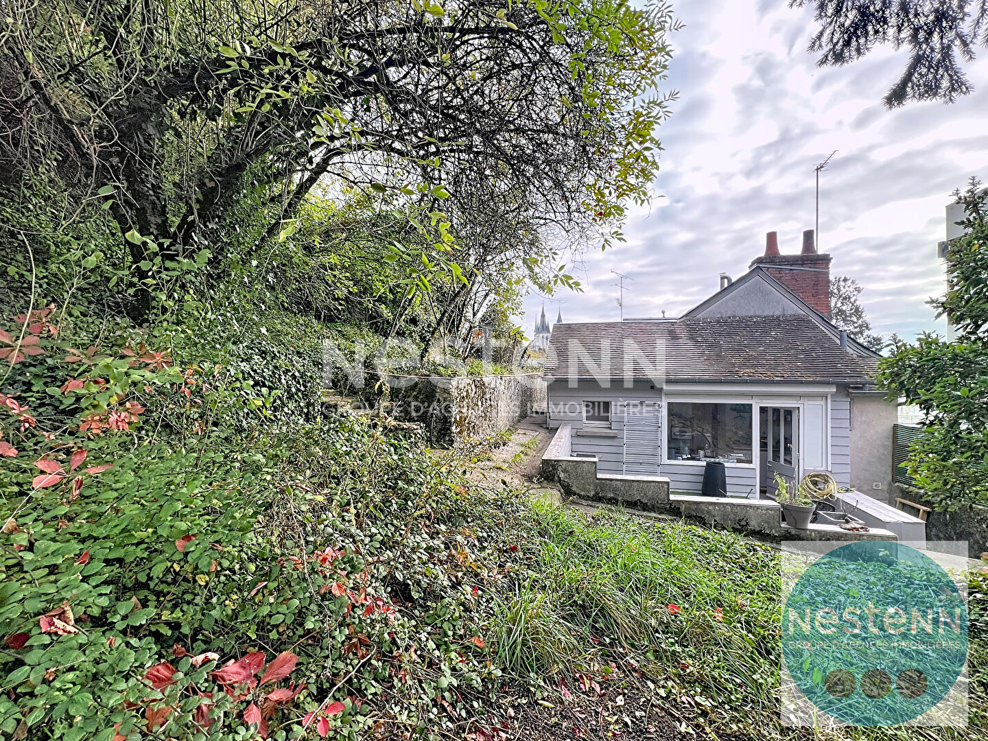 Découvrez cette maison de charme à Blois, quartier Saint-Nicolas. Jardin verdoyant, terrasse ensoleillée, belle luminosité et fort potentiel d'aménagement. Une exclusivité Nestenn à visiter rapidement !