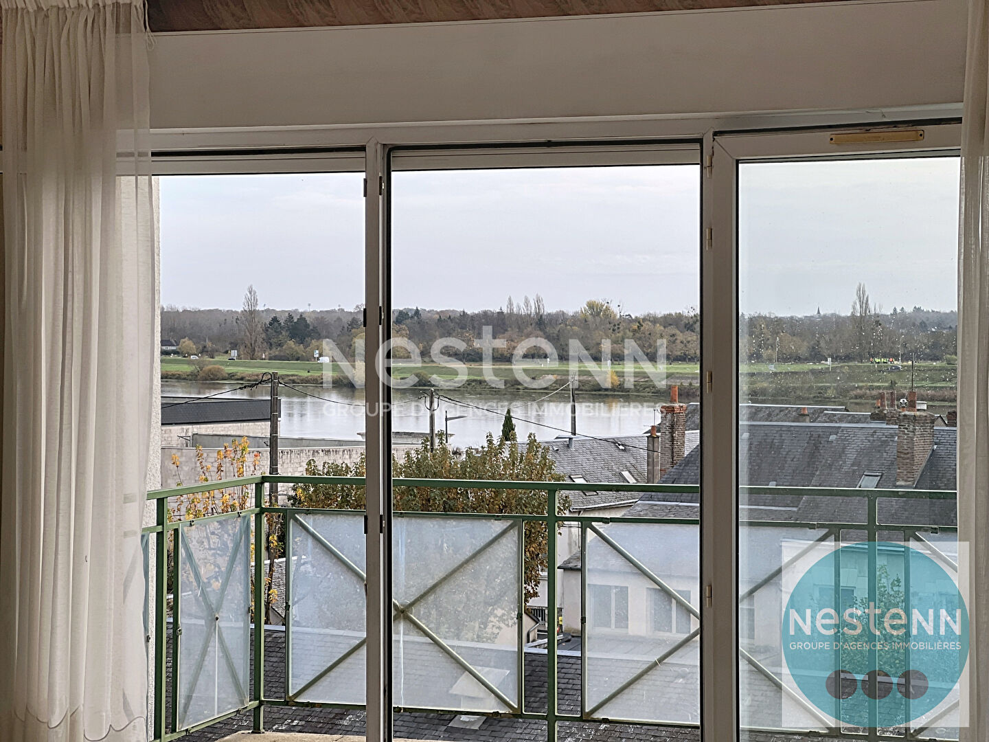 Bel appartement 4 pièces de 125 m² au coeur de Blois avec terrasse plein sud, séjour spacieux, 3 chambres, cuisine équipée, garage et place de parking. Proche commerces, université et hôpital.