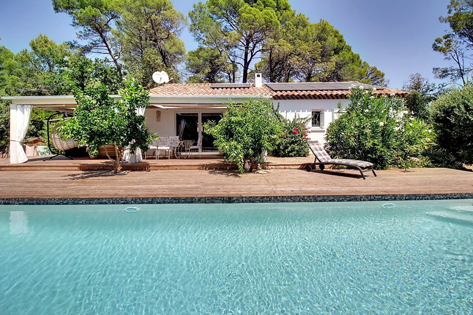 A VENDRE EN EXCLUSIVITÉ ! FIGANIÈRES Maison de plain-pied 126 m² 3 chambres Piscine et terrain de 2074 m²
