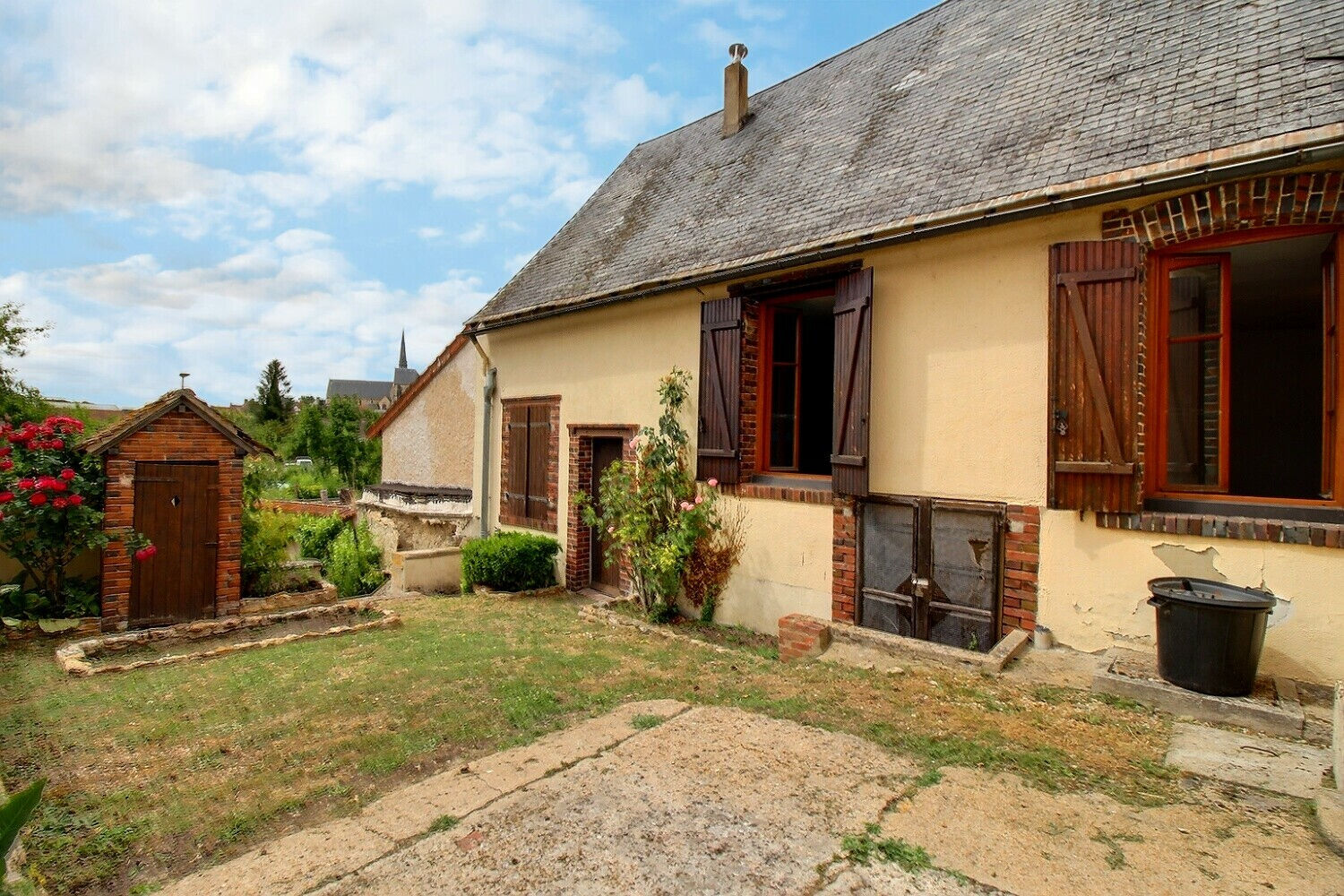 Maison ancienne à renover avec dépendance située à Gallardon