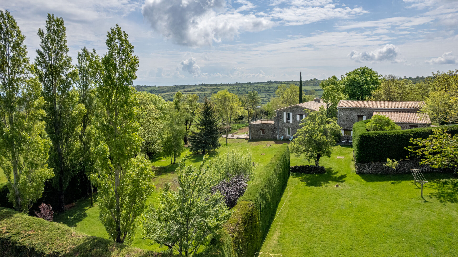 Propriété de caractère en pierre avec gîtes, piscine - écrin de nature en Ardèche.