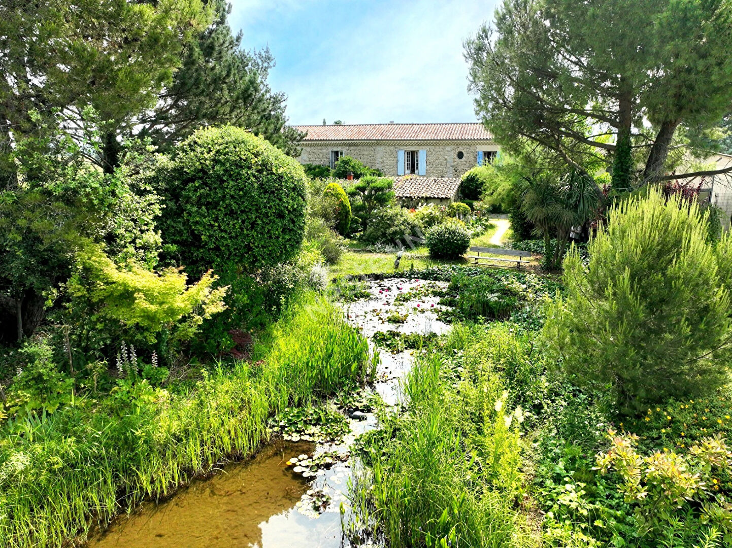 Drôme : Ancien corps de ferme rénové avec piscine et parc arboré