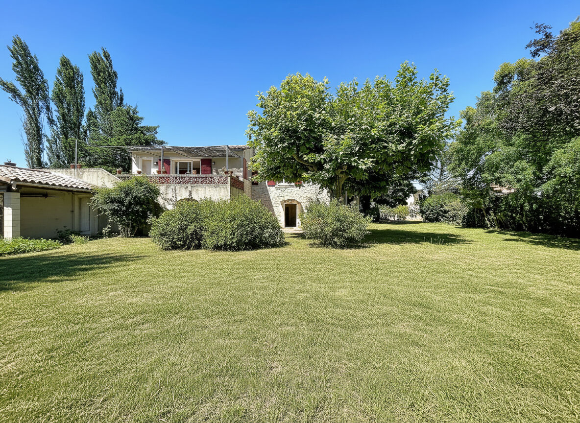 Maison Livron Sur Drome 144 m2, 4 chambres, 18500m² de terrain , campagne, pierres, dependances