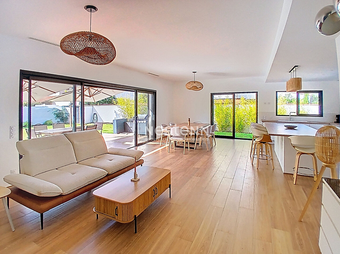 Maison d'Architecte de 156 m2 avec 3 chambres, Piscine Chauffée sur une parcelle de 730 m²