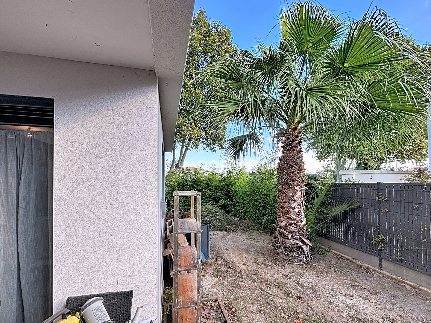 CLAIRA Appartement 2 pièces climatisé à louer de 40m2 avec parking et jardin