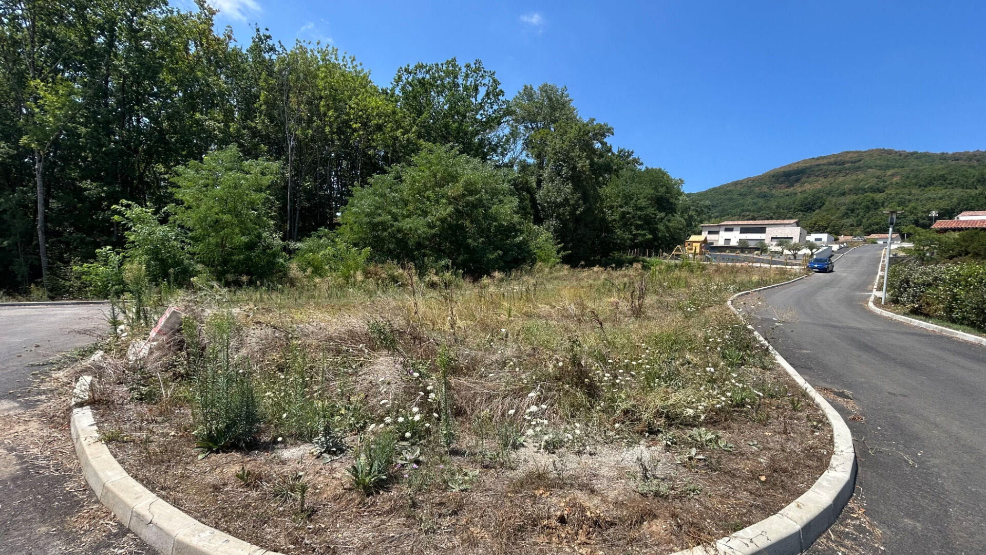 A VENDRE TERRAIIN CONSTRUCTIBLE
