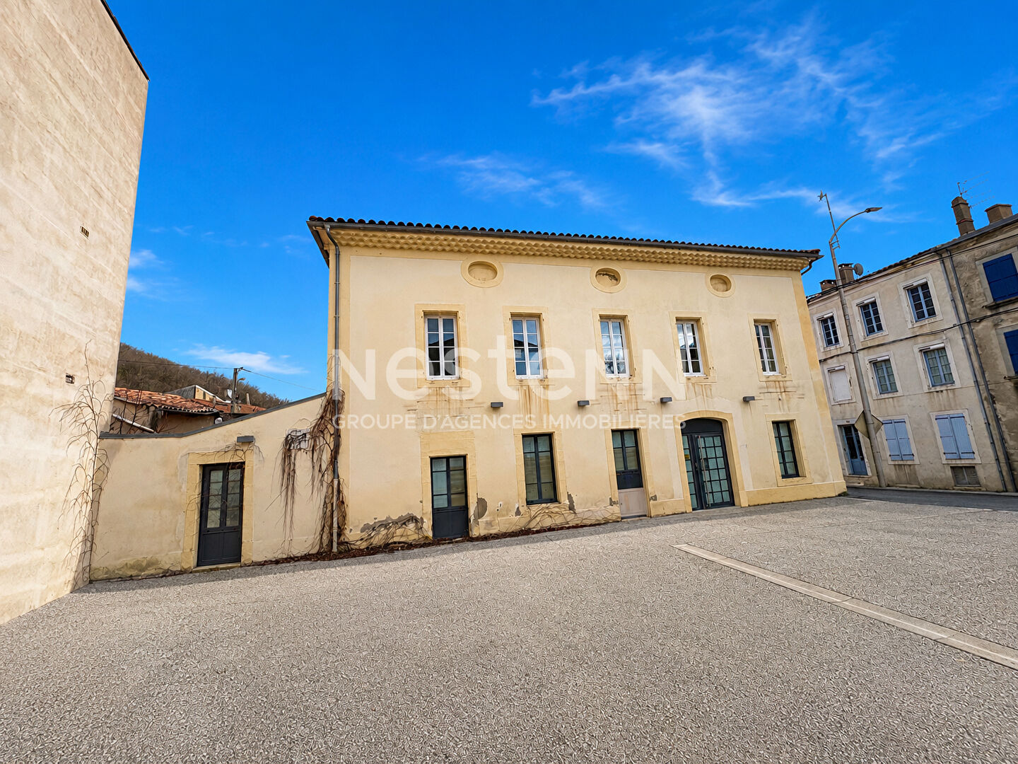 A VENDRE LAVELANET IMMEUBLE - LOCAL COMMERCIAL ET APPARTEMENT A RENOVÉ