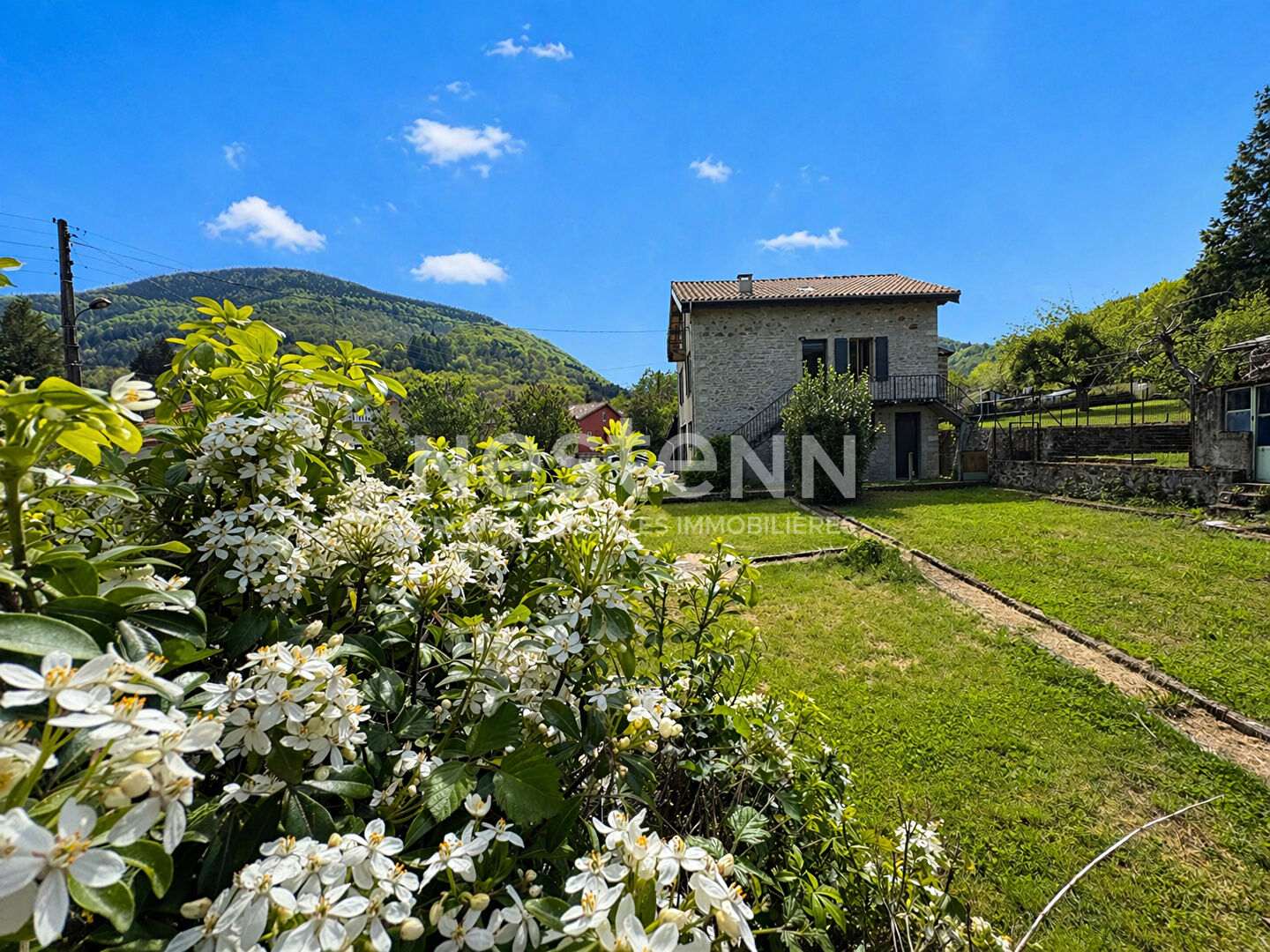 A VENDRE MAISON MONTFERRIER TROIS CHAMBRES / JARDIN / GARAGES
