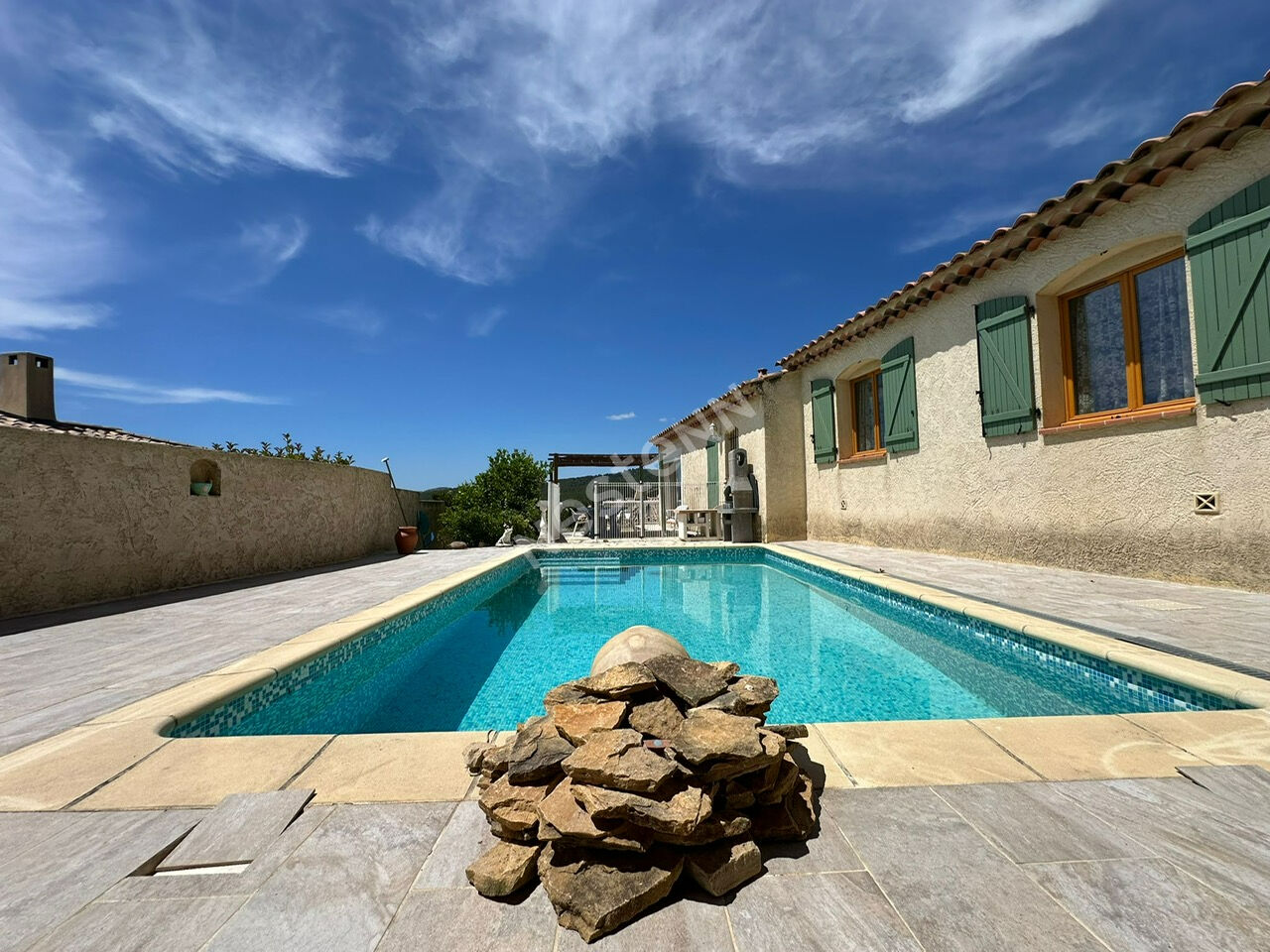 Maison de 164 m²  au calme avec vue dégagée et piscine