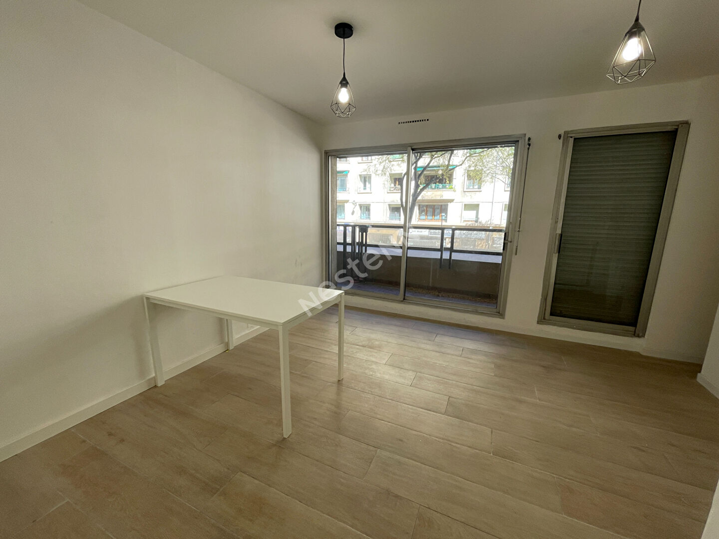 Local commercial/professionnel 22m² avec place de parking et balcon à louer sur Marseille 06 - Réf. 232
