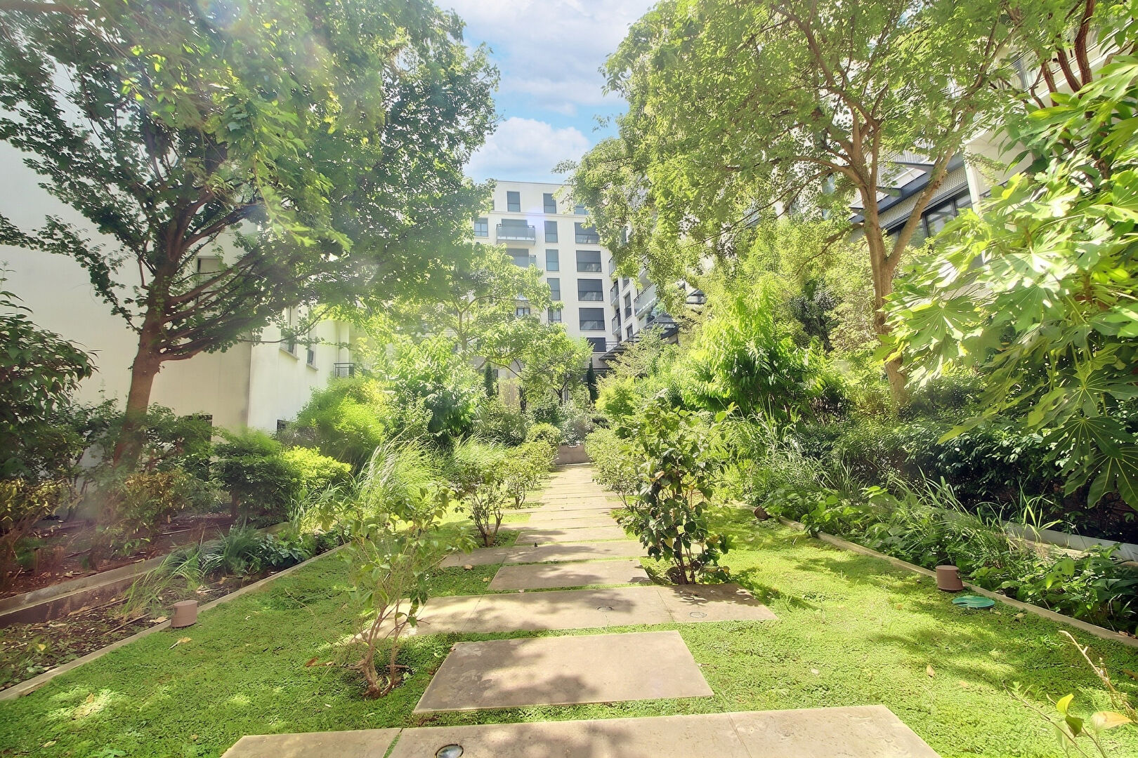 Suresnes Promenade Sisley, appartement 3 pièces avec parking, cave, lumineux, sans travaux, proche T2 Belvédère