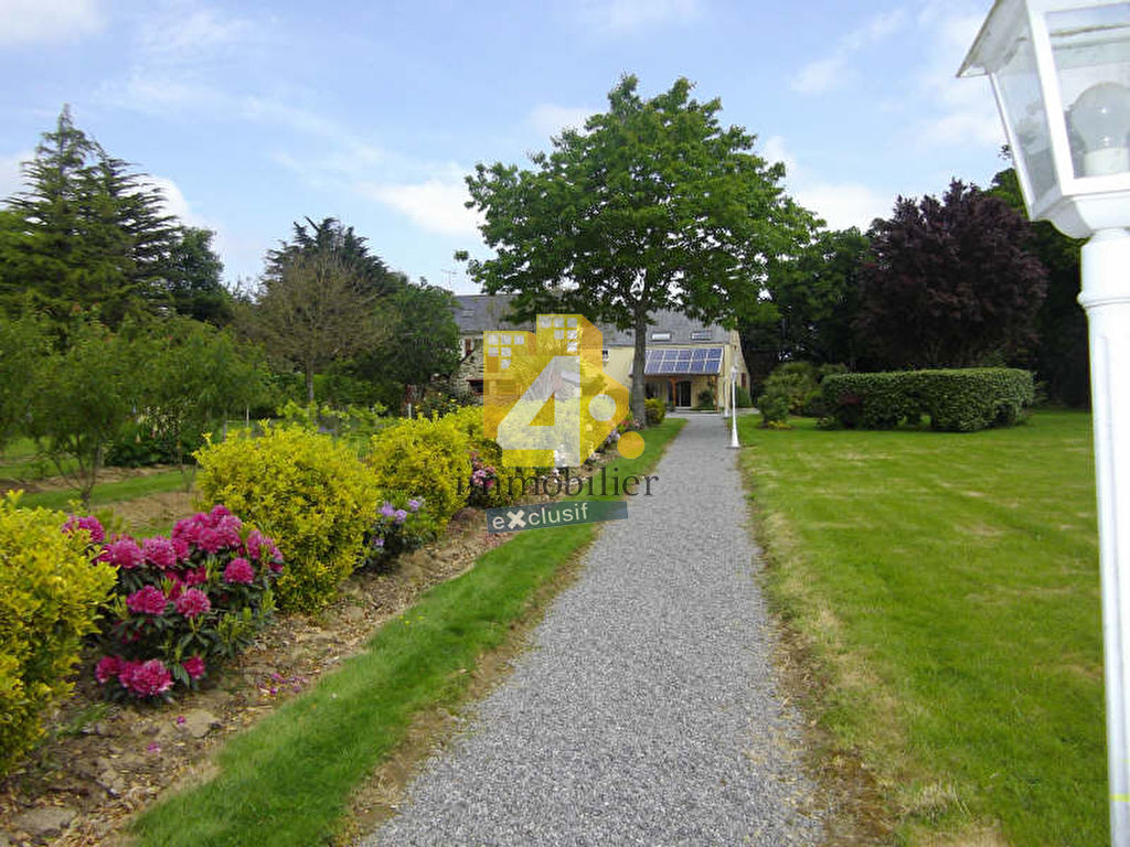 Photo Longère entièrement rénovée 250m² avec terrain de plus de 2 ha avec plan d'eau image 2/6