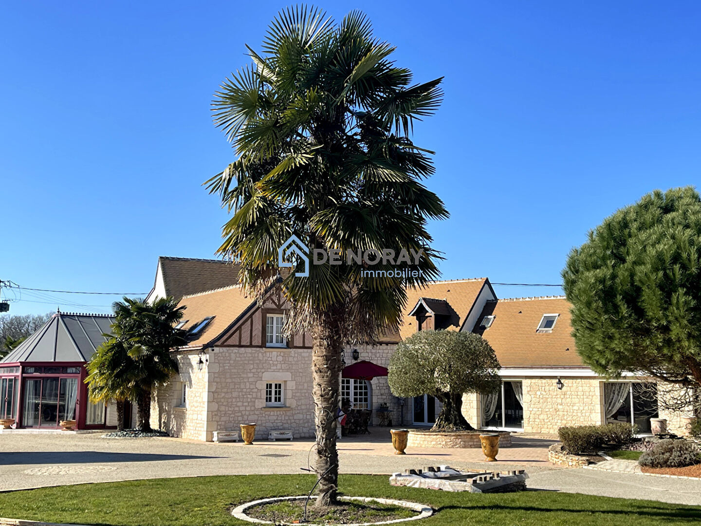Photo propriété avec piscine , tennis et gites sur 2,7 hectares. image 2/6
