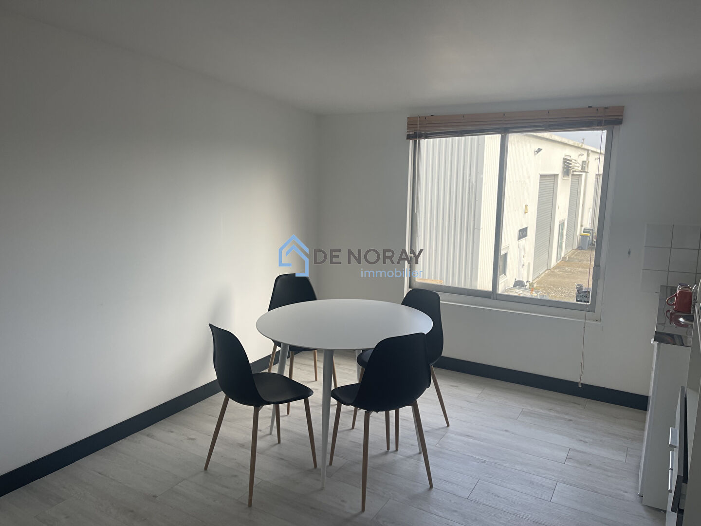 Photo À vendre Entrepôt de 685 m2, sur terrain de 1800 m2. image 3/4