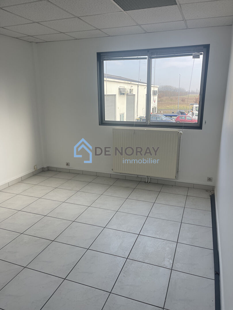 Photo À vendre Entrepôt de 685 m2, sur terrain de 1800 m2. image 4/4