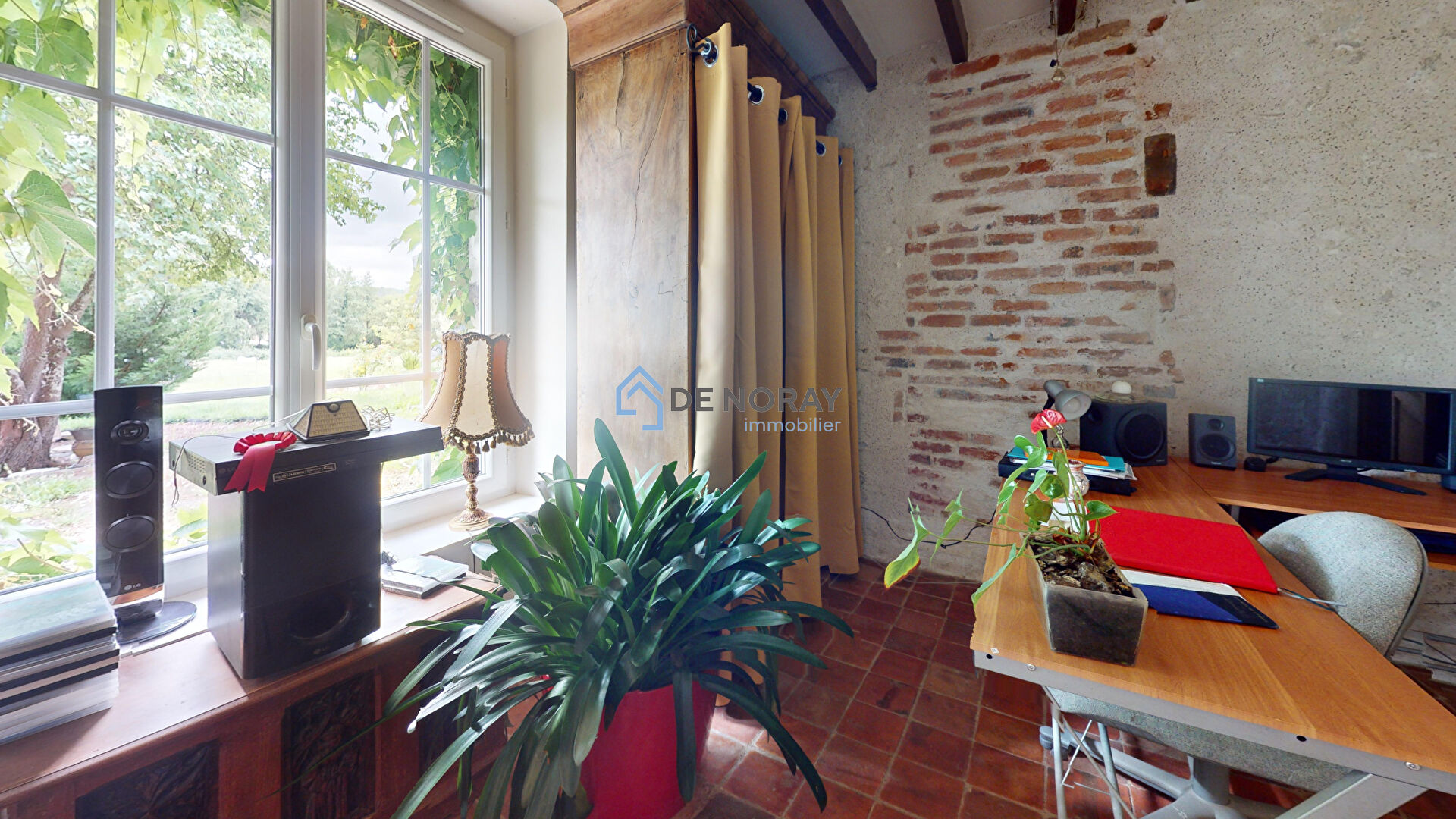 Photo VALLIERES-LES-GRANDES : Maison 8 pièces - 6 chambres  - 1,6 image 3/6