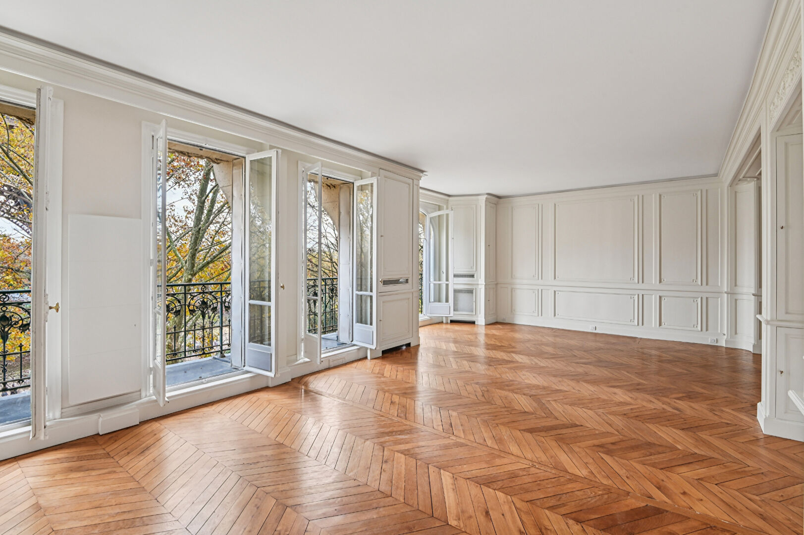 Photo EXCLUSIVITÉ  - Paris 7e  - Champ de Mars - Vue Tour Eiffel - 5 P image 3/6