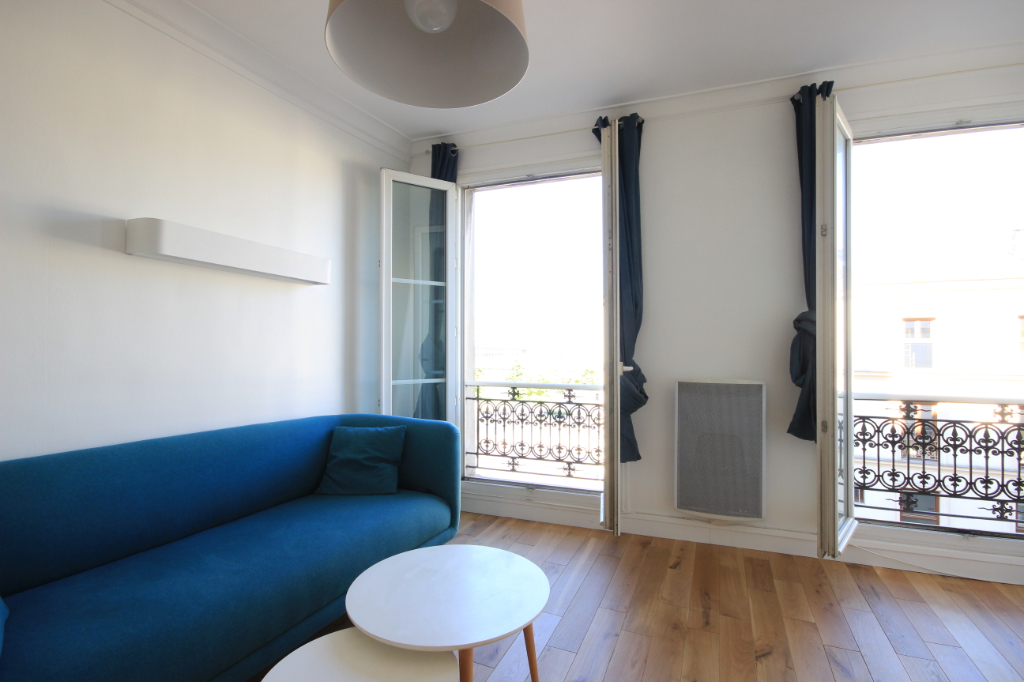 Photo PARIS 19 - 2 PIÈCES - 35 M2 - 1162.00 EUROS CC - VUE SACRE COEUR - LUMINEUX image 4/6