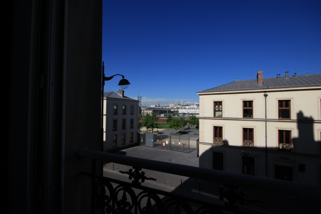 Photo PARIS 19 - 2 PIÈCES - 35 M2 - 1162.00 EUROS CC - VUE SACRE COEUR - LUMINEUX image 5/6