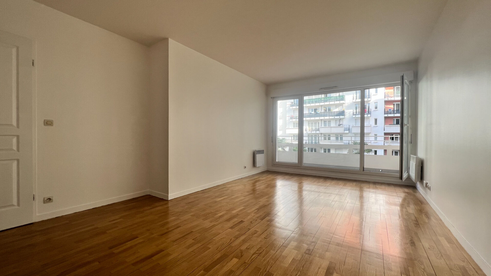MONTROUGE - 3 PIECES - 65 m2 - 1960.00 EUROS - TRAVERSANT - PARKING - CAVE - BALCON