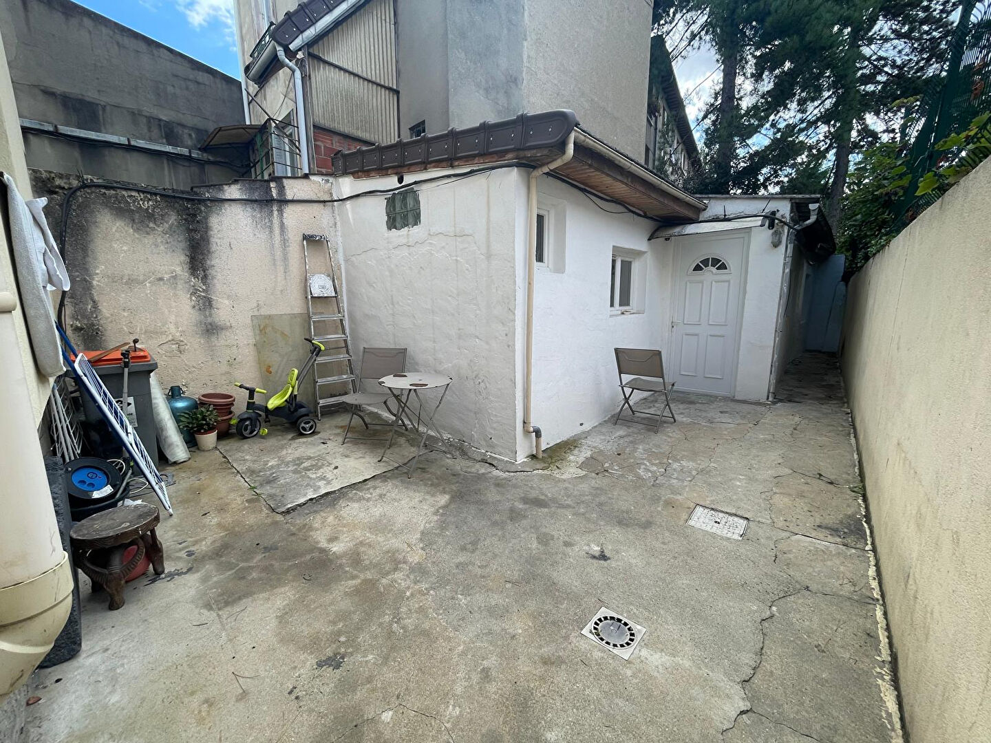 Photo PANTIN | MÉTRO MAIRIE DES LILAS & ÉGLISE DE PANTIN | MAISON INDÉPENDANTE A RÉNOVER + DÉPENDANCE| 4P + 2P | 77 m² + 30 m² | TRAVERSANT EST - OUEST | SOUS-SOL INTÉGRAL| AVL immobilier - 01.48.44.45.40 image 2/6