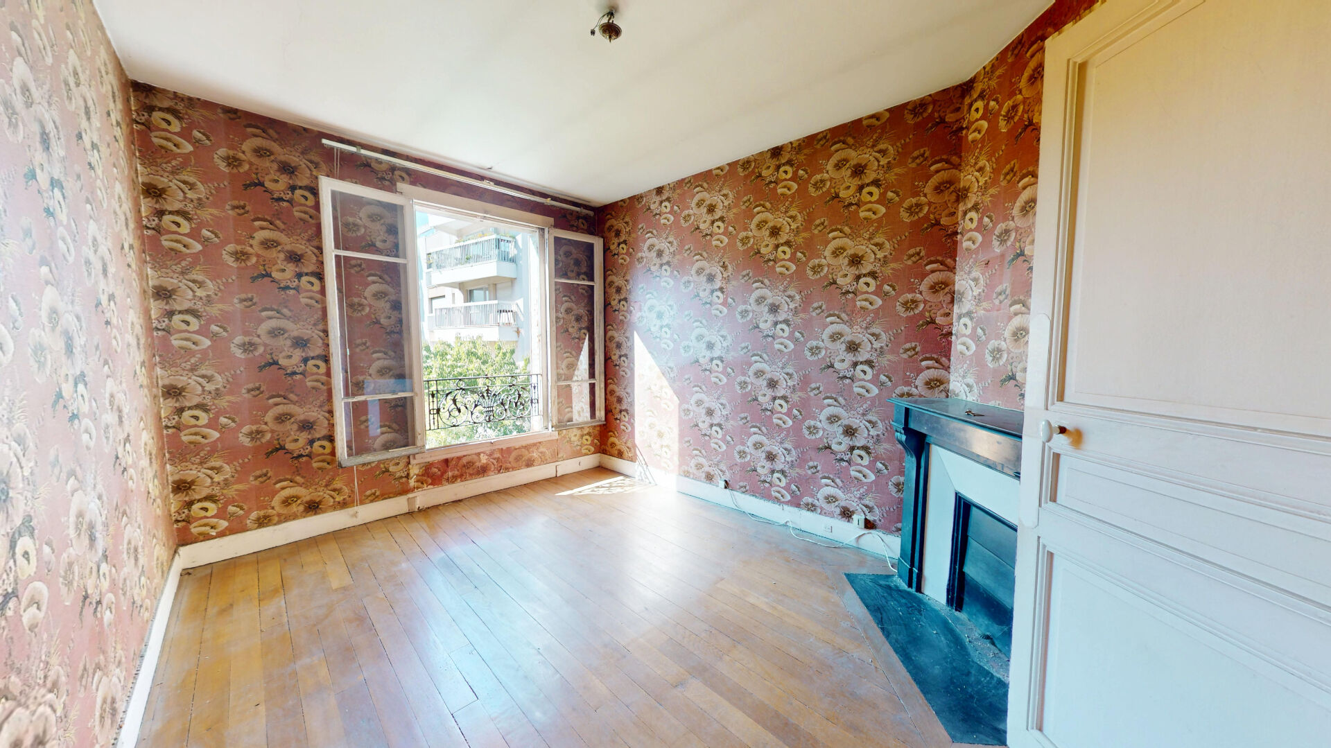 Eglise de Pantin | 2 ou 3 pièces| Traversant Est - Ouest | Dernier Étage | Charme de l'Ancien| Parquet, Moulures, Cheminées | Cave |