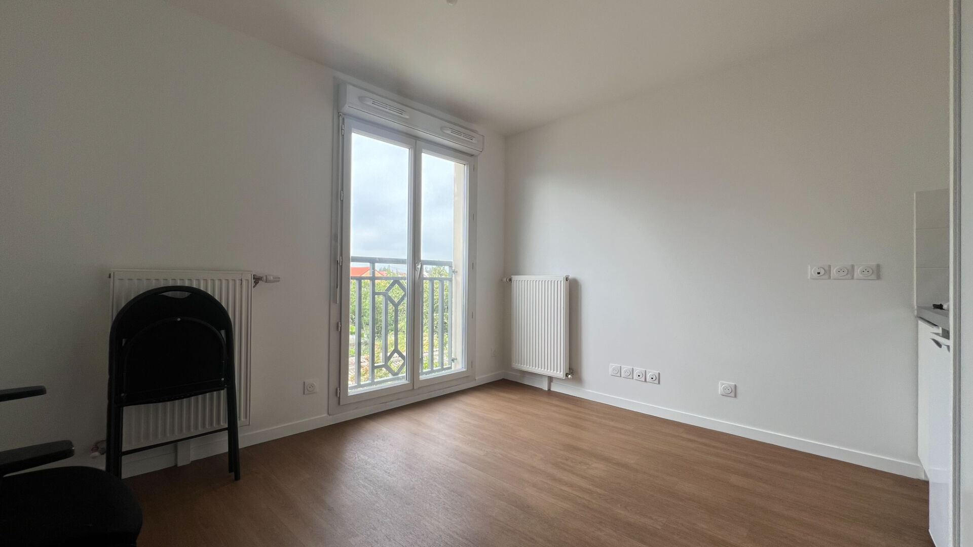 Photo LE BLANC MESNIL - STUDIO - 22M2 - 770.00 EUROS CC - CHAUFFAGE COLLECTIF - IMMEUBLE RECENT image 1/6