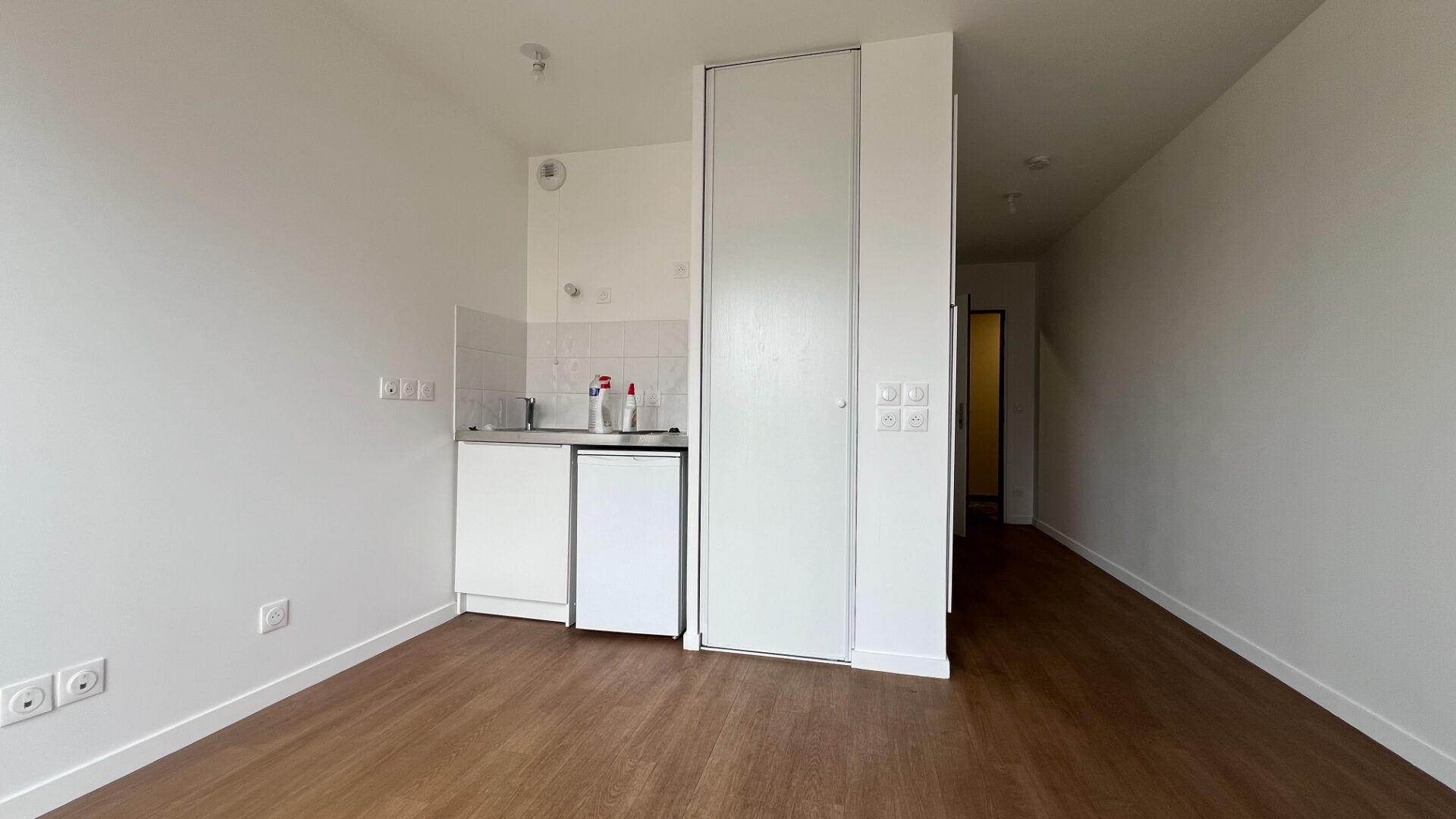 Photo LE BLANC MESNIL - STUDIO - 22M2 - 770.00 EUROS CC - CHAUFFAGE COLLECTIF - IMMEUBLE RECENT image 3/6