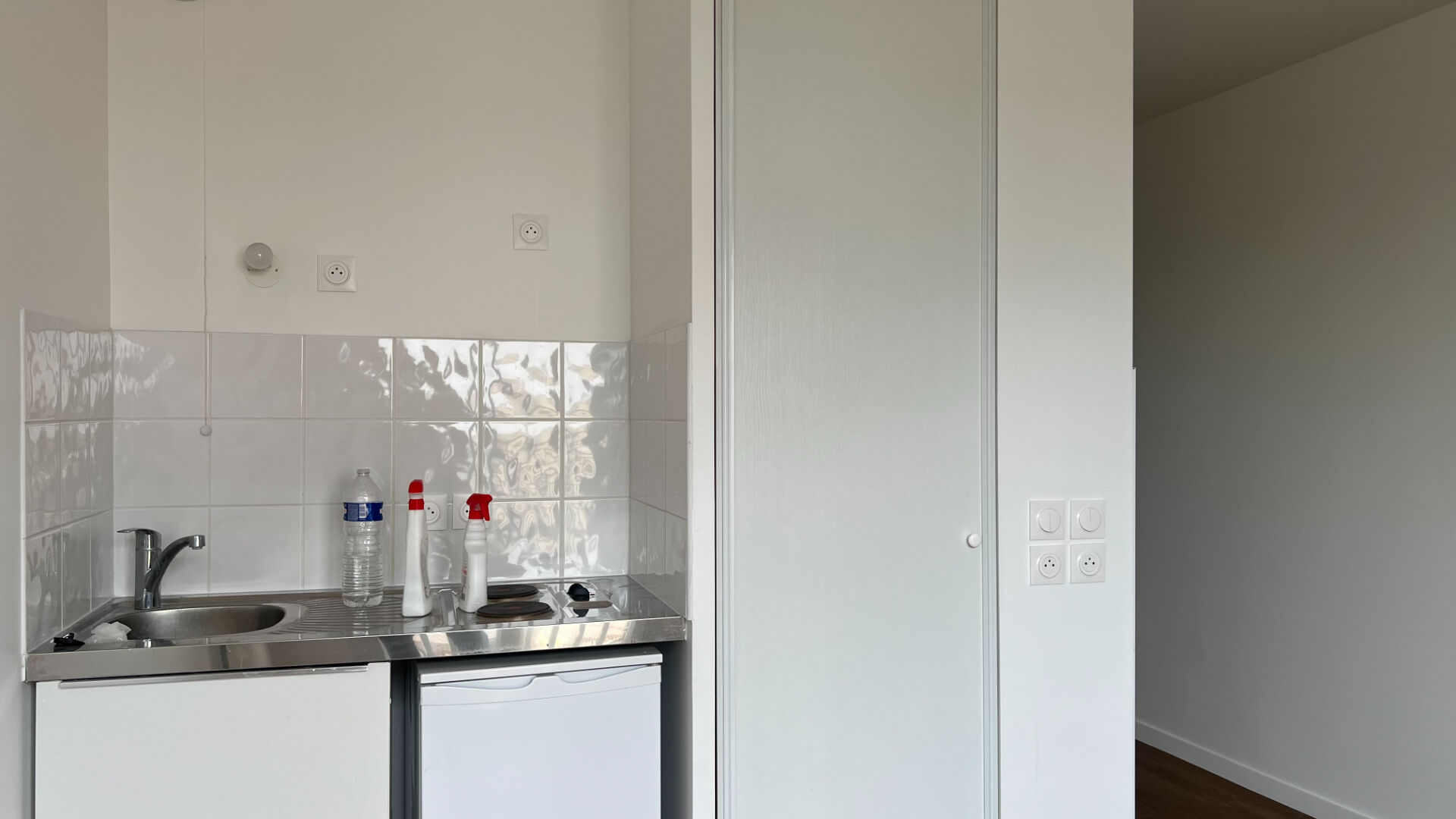 Photo LE BLANC MESNIL - STUDIO - 22M2 - 770.00 EUROS CC - CHAUFFAGE COLLECTIF - IMMEUBLE RECENT image 4/6
