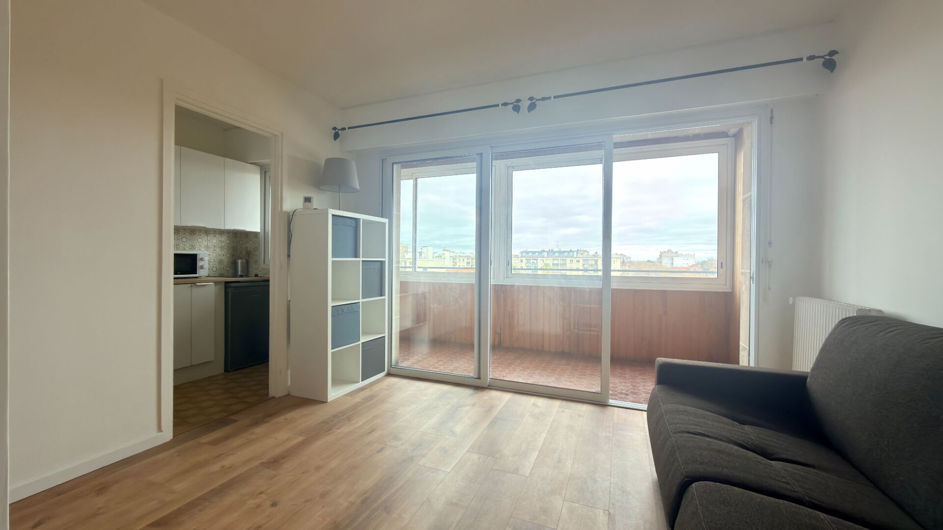 SAINT MAUR DES FOSSES - 27 M2 - 870.00 EUROS CC - LOCATION MEUBLÉE - VUE DÉGAGÉE