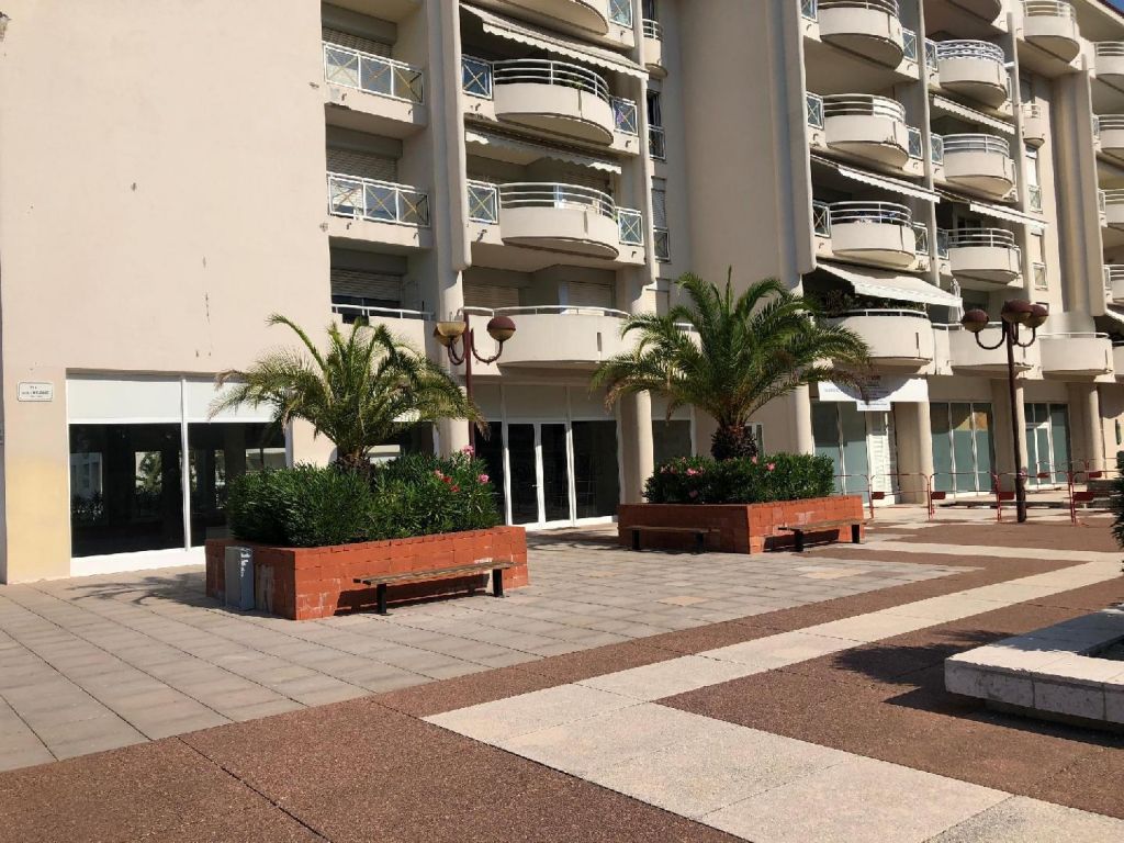 Local commercial à louer - 241.0 m2 - 06 - Alpes-Maritimes