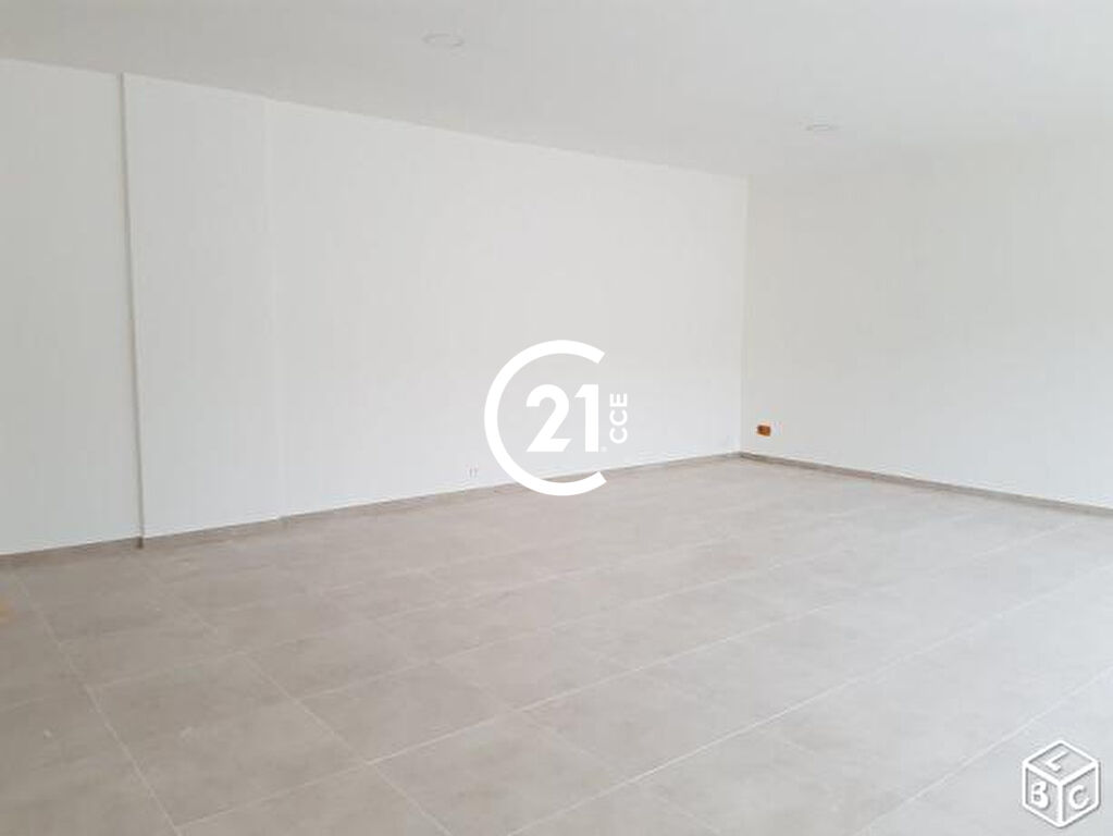 Local commercial à louer - 67.0 m2 - 83 - Var