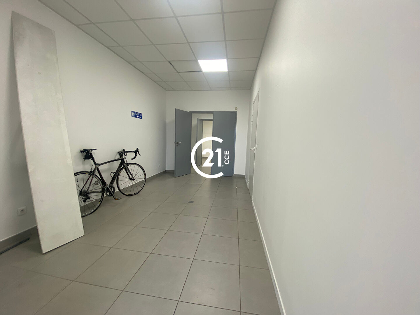Local commercial à louer - 330.0 m2 - 06 - Alpes-Maritimes