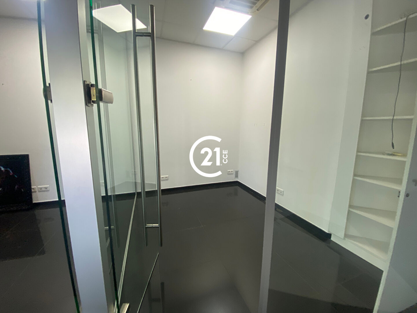 Local commercial à louer - 330.0 m2 - 06 - Alpes-Maritimes