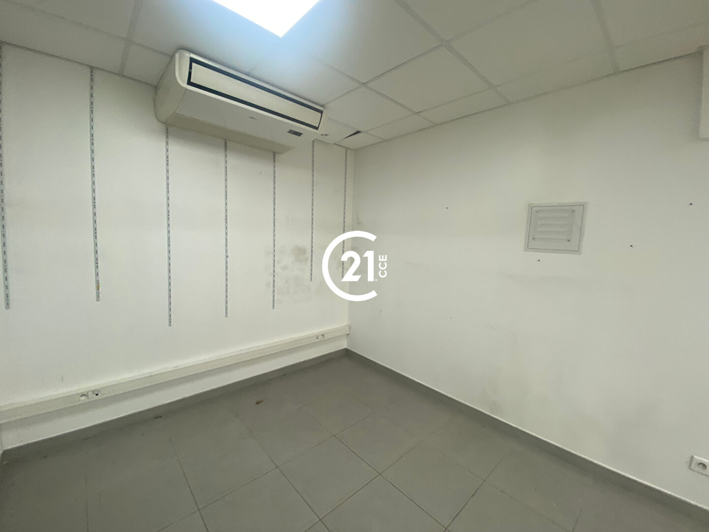 Local commercial à louer - 165.0 m2 - 06 - Alpes-Maritimes