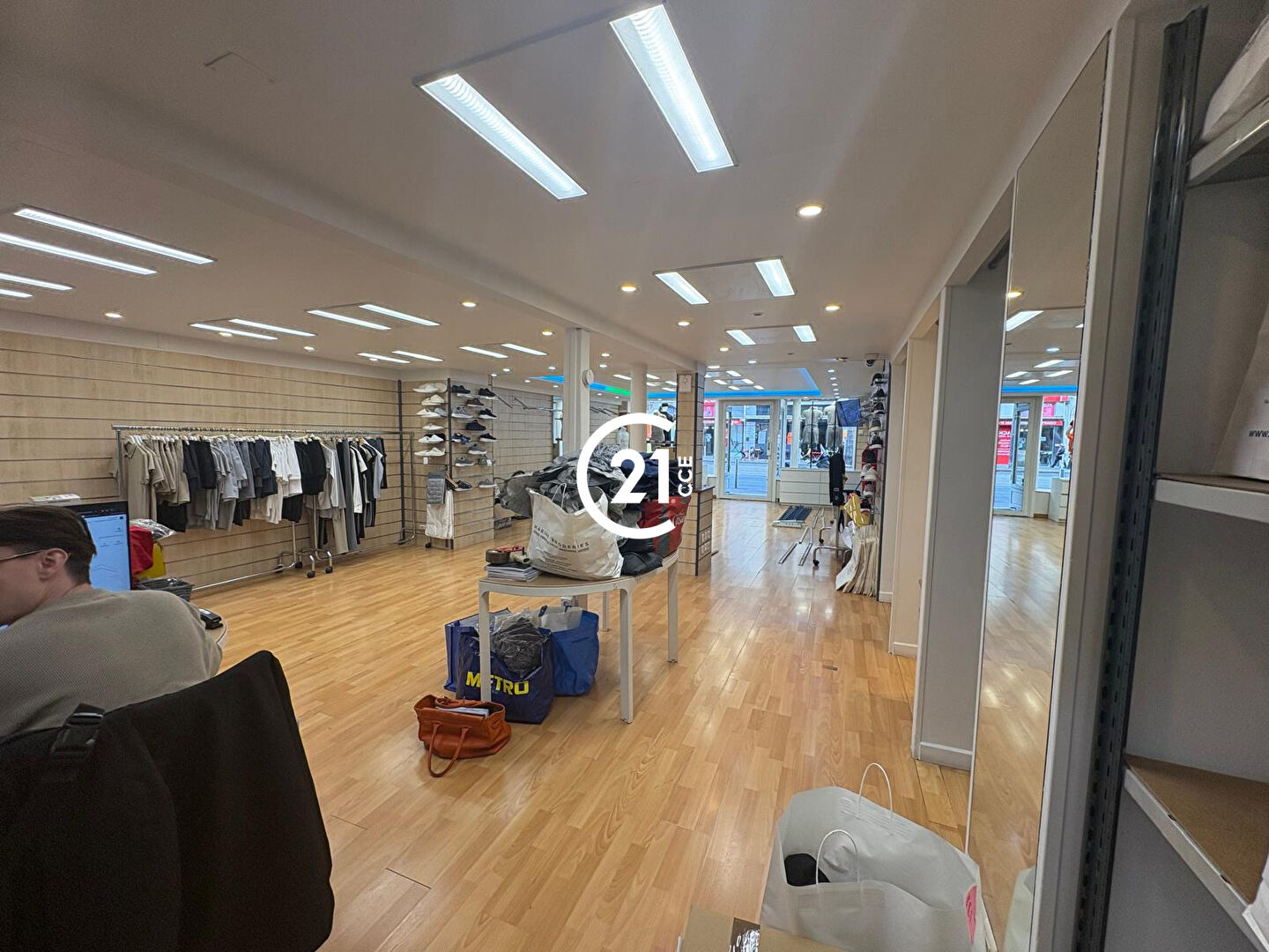 Local commercial à louer - 197.0 m2 - 06 - Alpes-Maritimes