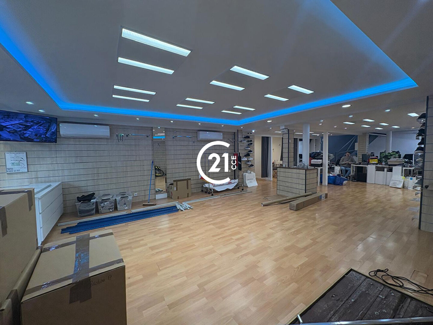 Local commercial à louer - 197.0 m2 - 06 - Alpes-Maritimes