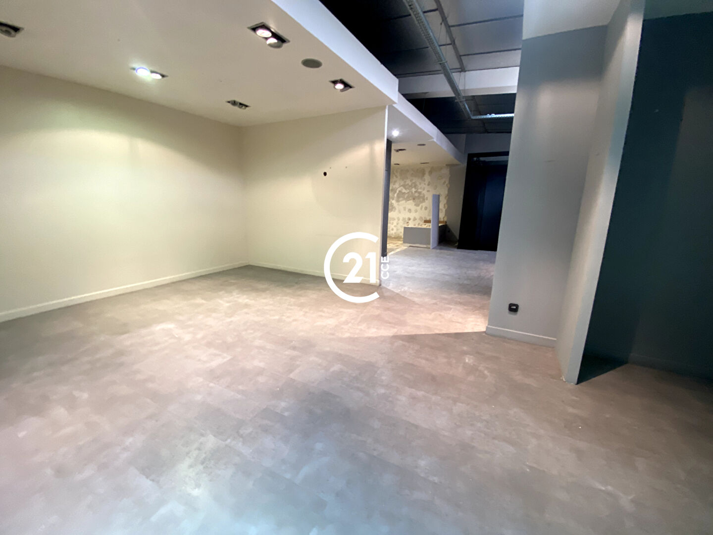 Local commercial à louer - 450.0 m2 - 06 - Alpes-Maritimes