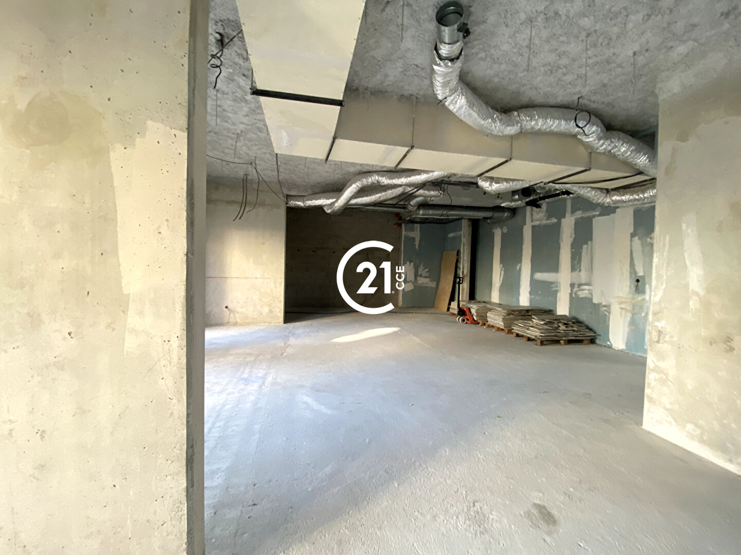 Local commercial à louer - 212.0 m2 - 06 - Alpes-Maritimes