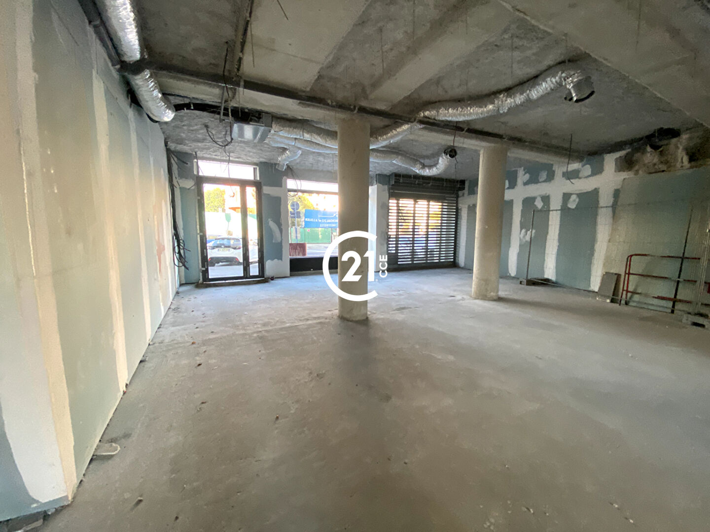 Local commercial à louer - 212.0 m2 - 06 - Alpes-Maritimes