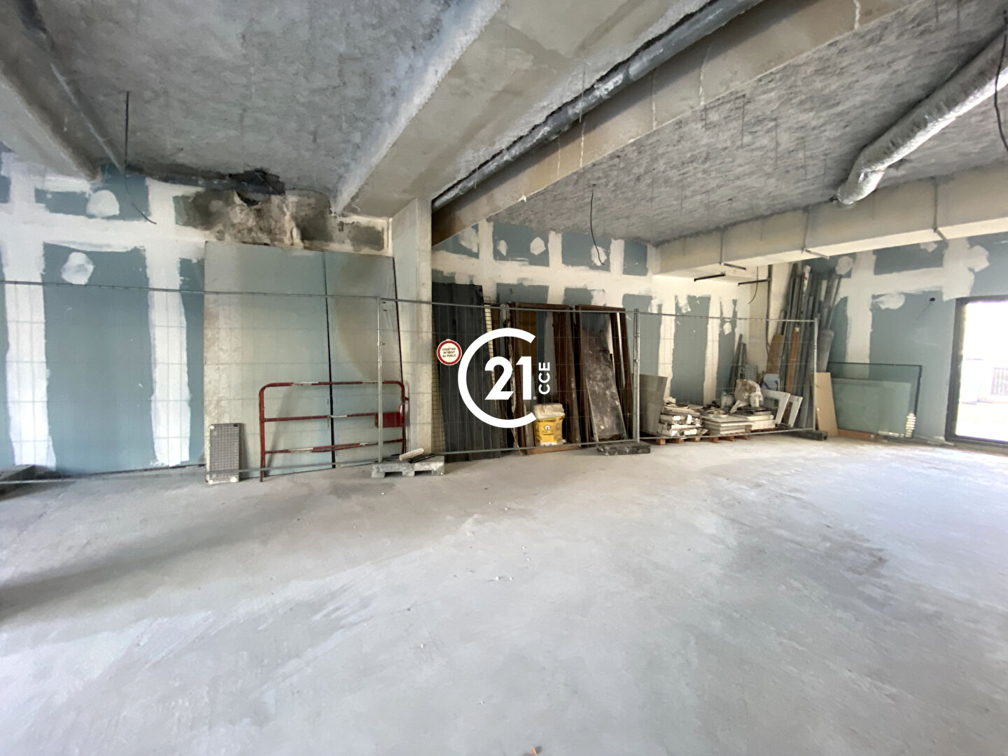 Local commercial à louer - 212.0 m2 - 06 - Alpes-Maritimes