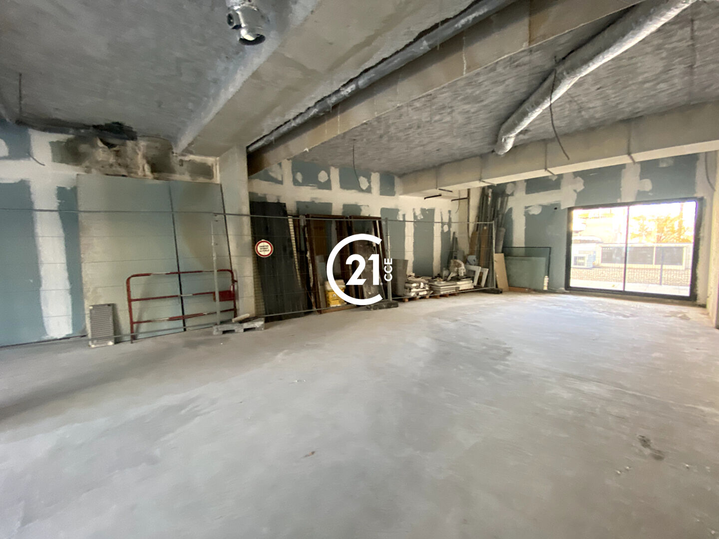 Local commercial à louer - 212.0 m2 - 06 - Alpes-Maritimes