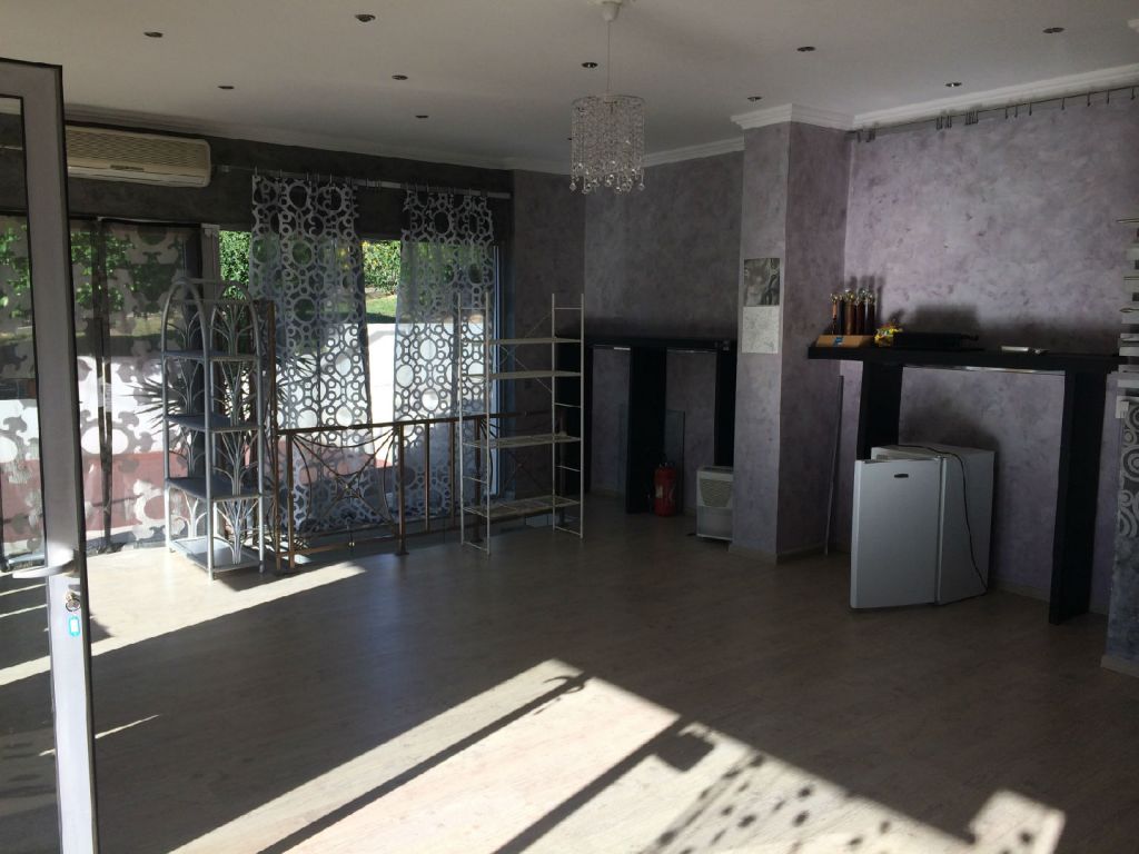 Local commercial à louer - 85.0 m2 - 06 - Alpes-Maritimes