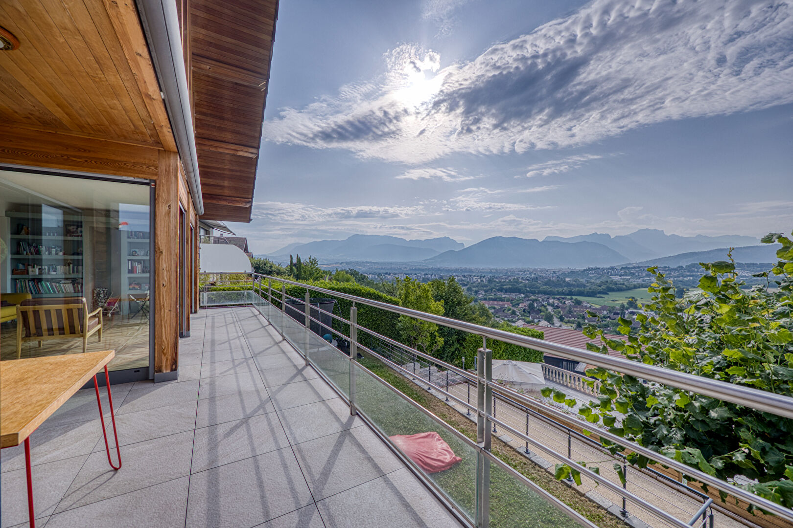 Maison vue panoramique à 180 ° sur Annecy et les montagnes