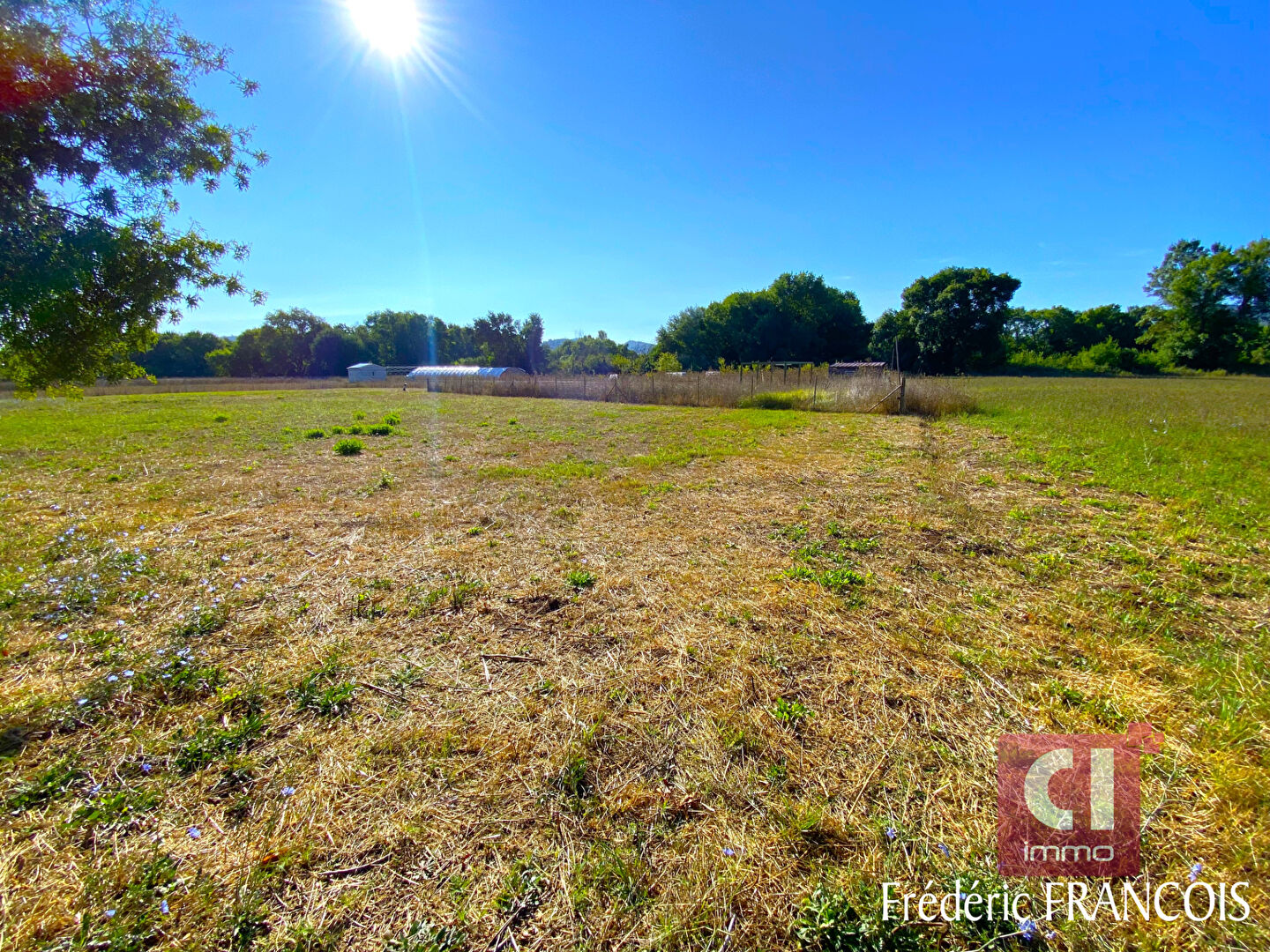 Photo Terrain agricole de 1629 m² sur GAREOULT 83136 image 1/1